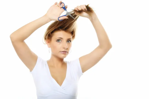 Mujer infeliz cortándose el pelo con tijeras aisladas — Foto de Stock