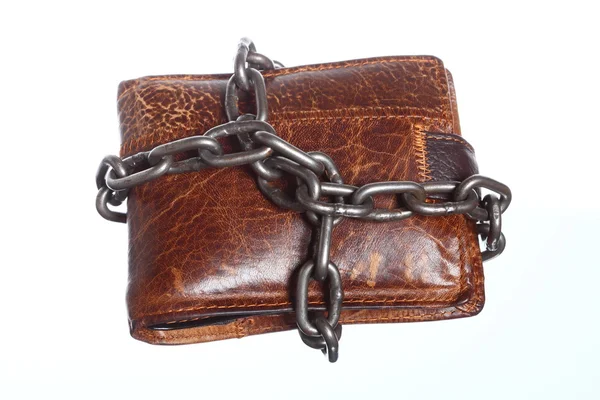 Empty wallet in chain - poor economy, end of spending — Stock Photo, Image