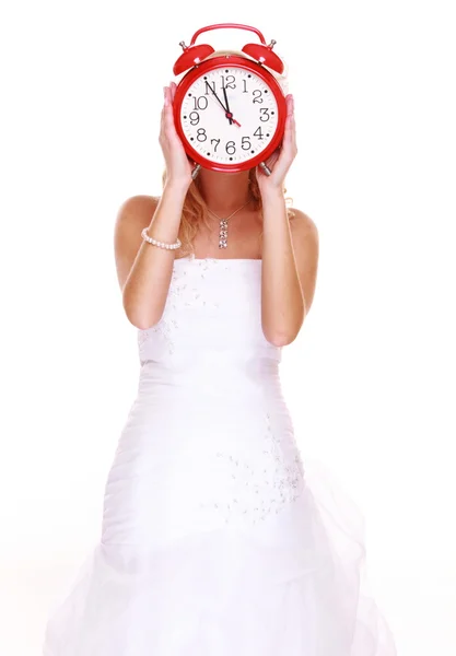 L'heure du mariage. Portrait mariée avec horloge couvrant son visage . — Photo