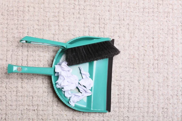 Cepillo de barrido verde con basura, tareas domésticas —  Fotos de Stock