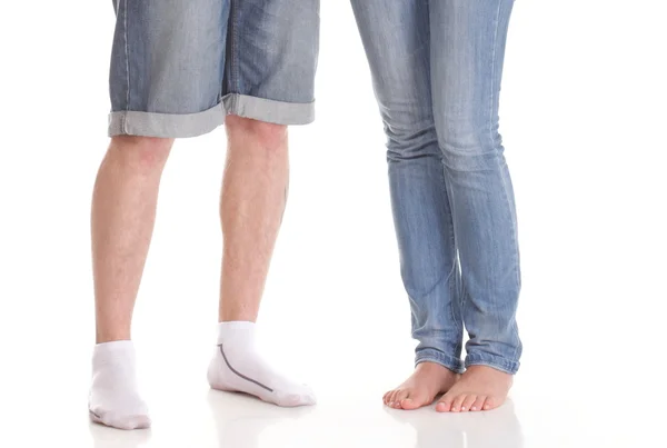Primer plano de las piernas masculinas y femeninas durante una cita — Foto de Stock