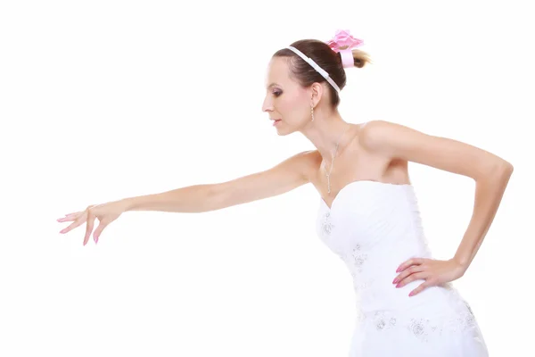 Žena v svatební šaty výběr zvedne izolované — Stock fotografie