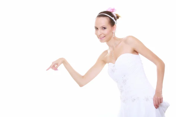 Femme en robe de mariée choisir ramasser isolé — Photo