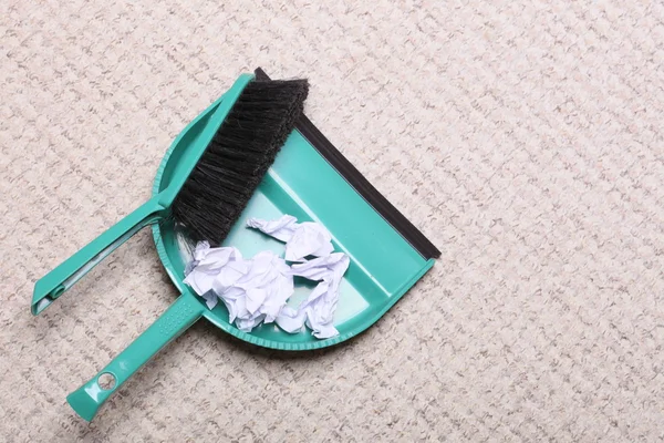 Escova de varredura verde dustpan com lixo, trabalhos domésticos — Fotografia de Stock