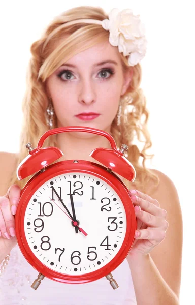 Concepto de boda. Es hora de casarse. Novia con reloj . — Foto de Stock