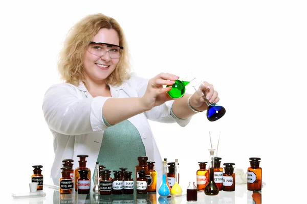 Chemik kobieta z wyroby ze szkła chemiko kolby na białym tle — Zdjęcie stockowe