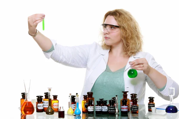 Izole kimya cam şişeye kadınla kimyager — Stok fotoğraf