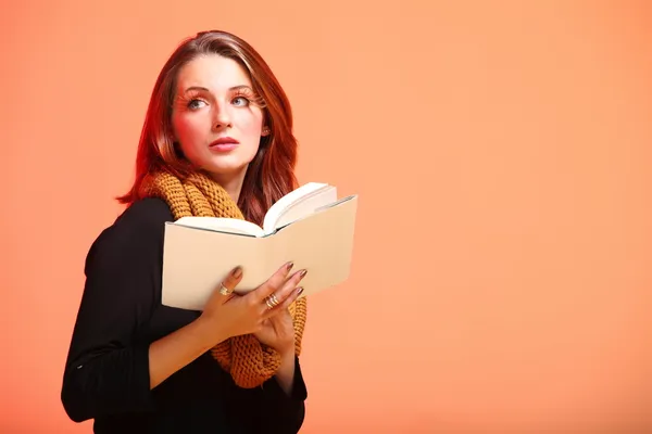Herfst mode meisje met boek oranje wimpers — Stockfoto