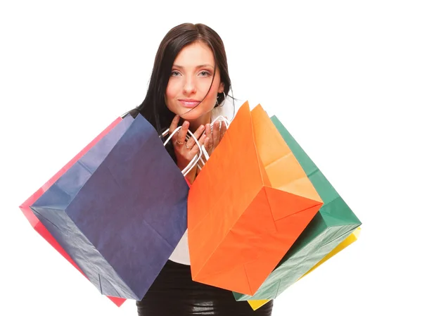 Retrato de mujer joven llevando bolsas de compras contra bac blanco — Foto de Stock