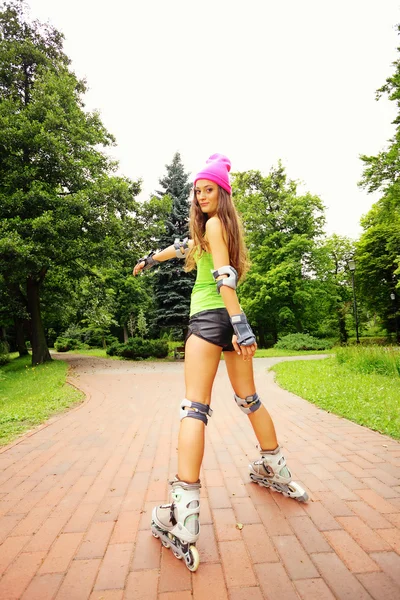 Mujer patinaje sobre ruedas actividad deportiva en el parque —  Fotos de Stock
