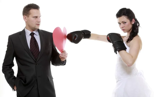 Pareja expresiva lucha. Esposa enojada boxeo marido . — Foto de Stock
