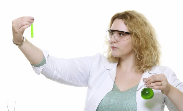 Scheikundige vrouw met chemische glaswerk kolf geïsoleerd — Stockfoto