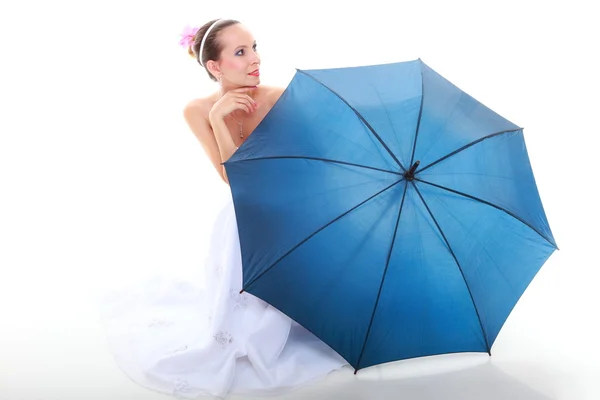 Dia do casamento. Noiva com guarda-chuva azul isolado — Fotografia de Stock