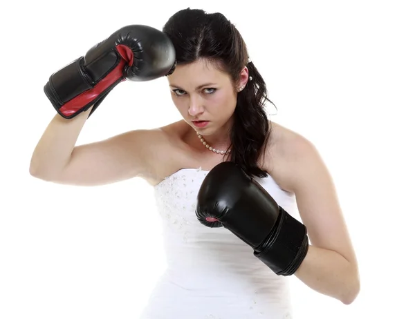 Idée d'émancipation. Mariée en robe de mariée gants de boxe . — Photo