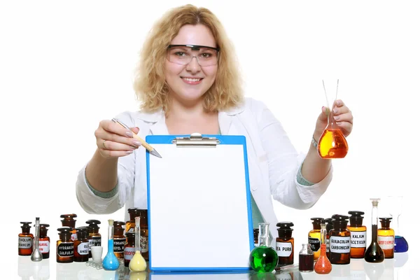 Chemik žena s skleněné baňky schránky izolované — Stock fotografie