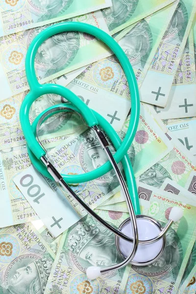Custo dos cuidados de saúde: estetoscópio em dinheiro polonês — Fotografia de Stock