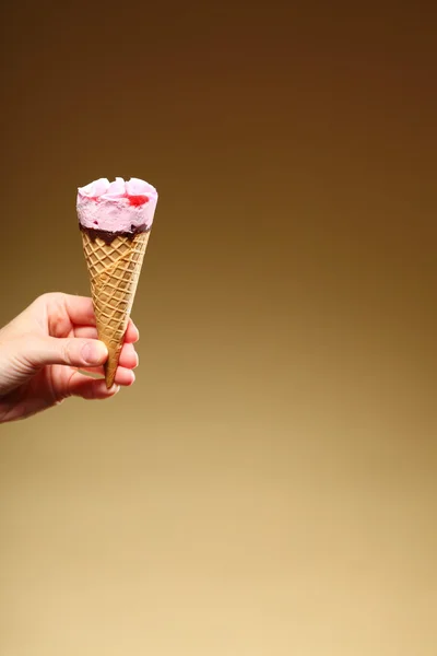 ブラウンに手でベリーのアイスクリーム円錐形 — ストック写真