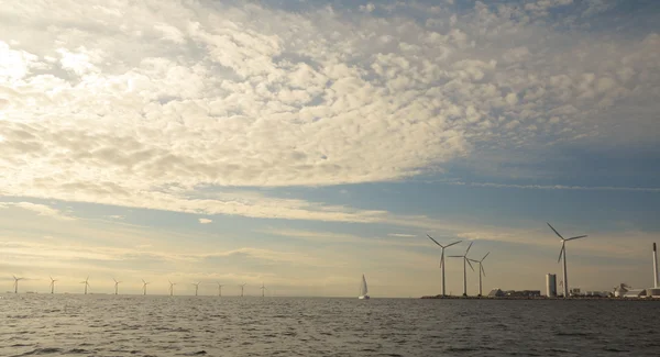 Aerogeneradores granja generador de energía en el mar —  Fotos de Stock