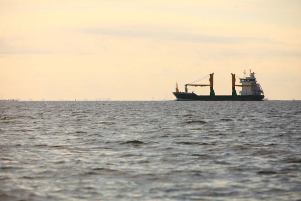 Грузовой корабль, плывущий в тихой воде — стоковое фото