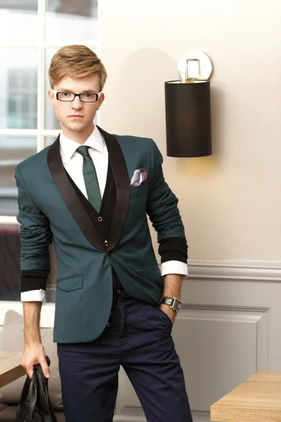 Joven hombre guapo y elegante en la cafetería de moda —  Fotos de Stock