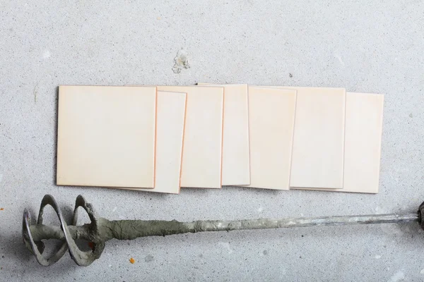 Ремонт на домашнем инструменте для перемешивания бетона и плитки — стоковое фото