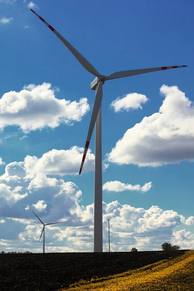 Erzeugung erneuerbarer Energien durch Windenergieanlagen — Stockfoto