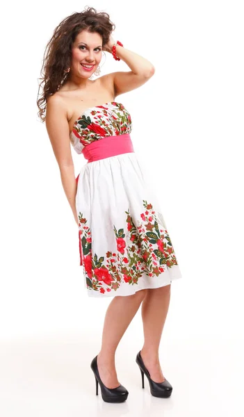 Мода молодая женщина в летнем платье на белом — стоковое фото