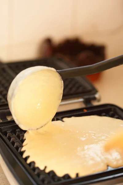 Ferro waffle preparando waffles na cozinha — Fotografia de Stock