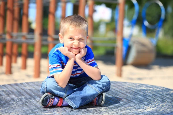 Enfant réfléchi garçon ou enfant sur l'aire de jeux — Photo