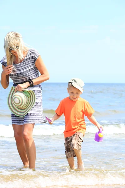 幸福的母亲和儿子在海滩上玩 — 图库照片