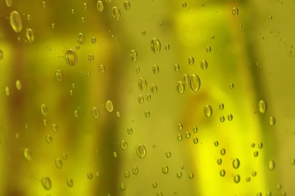 Мильні бульбашки зелений рідкий фон — стокове фото