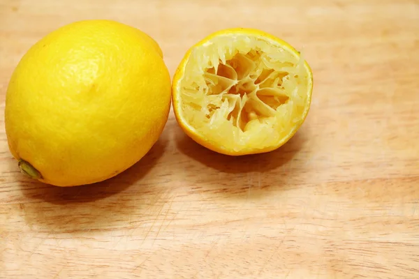 Fruta de limón sobre fondo de tabla de madera — Foto de Stock