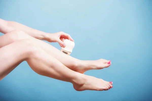 Woman shaving leg with shaver depilation body care — Stock Photo, Image