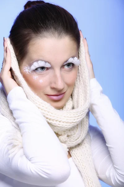 Wintermode Frau warme Kleidung kreatives Make-up — Stockfoto