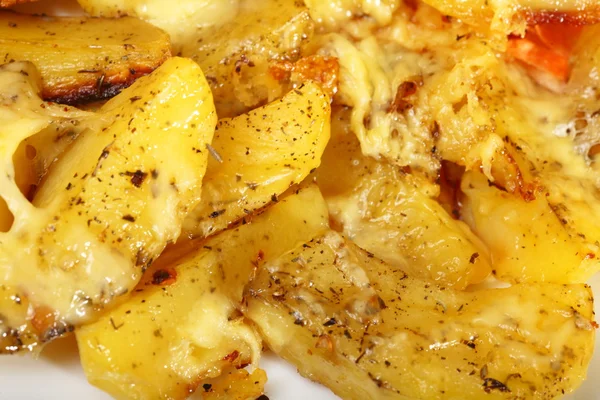 Stekt kyckling med rostad potatis och morot sallad — Stockfoto