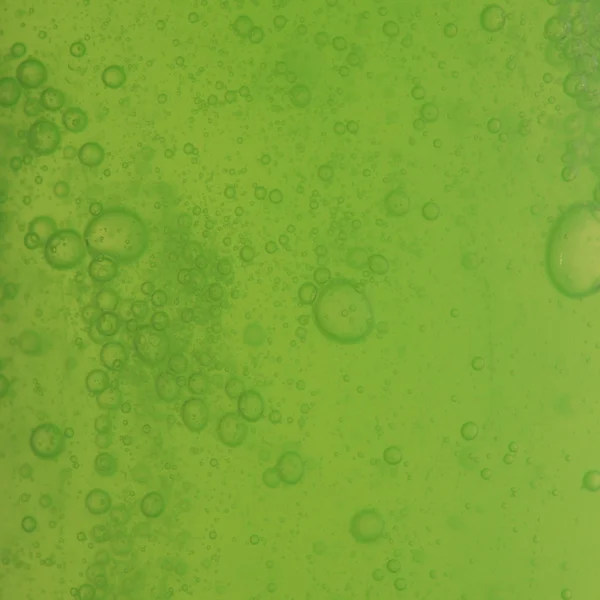 Bolle di sapone verde fondo liquido — Foto Stock