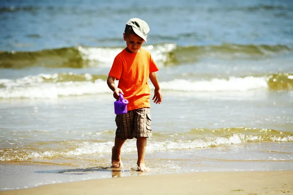 ビーチで遊ぶおもちゃ男の子 — ストック写真