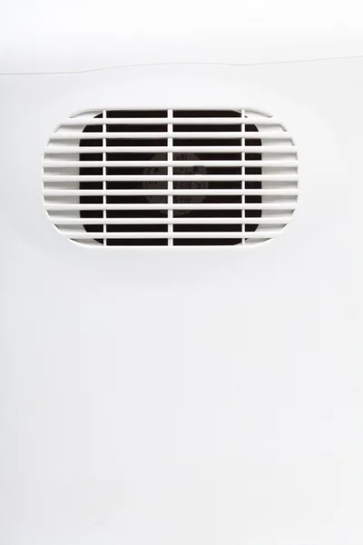 Вентиляционная решетка из пластика в белой стене — стоковое фото