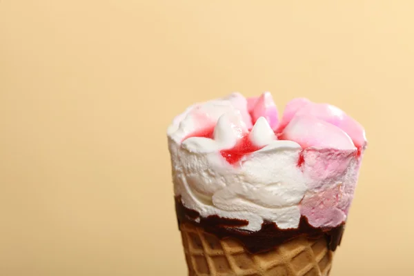 Cono de gofre de helado de bayas en naranja —  Fotos de Stock