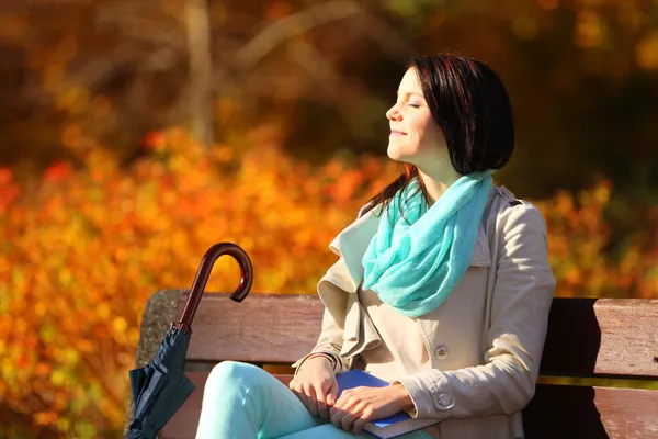 Chica joven relajándose en el parque otoñal. Concepto otoño estilo de vida. — Foto de Stock