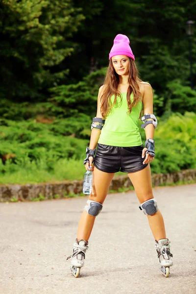 Femme patinage à roulettes activité sportive dans le parc — Photo