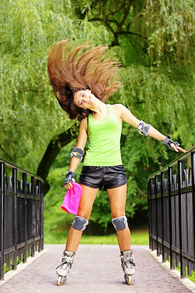 Woman roller skating sport activity in park — Stock Photo, Image