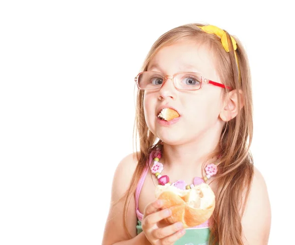 Vtipná holčička v brýlích jíst chléb dělat zábavu izolované — Stock fotografie
