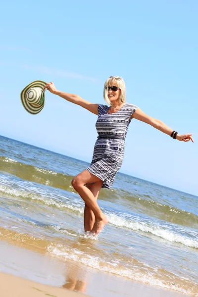 Volwassen vrouw op strand zomer vakantie — Stockfoto