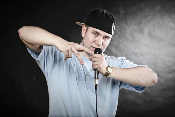 Rap sångare man med mikrofon cool hand gest — Stockfoto