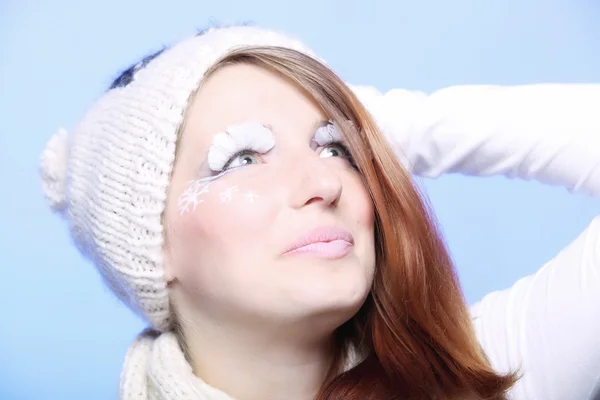 Vintern mode kvinna varma kläder kreativa makeup — Stockfoto