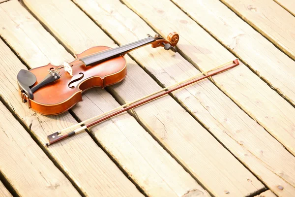 Violino sul molo di legno. Concetto musicale — Foto Stock