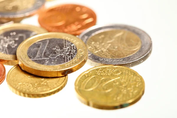 Monnaie européenne pièces en euros argent sur blanc — Photo