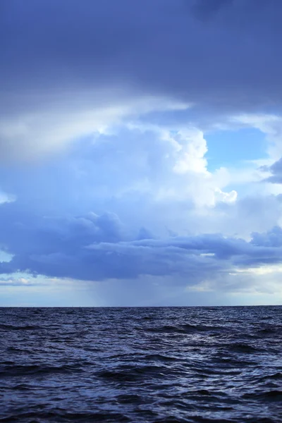 Deniz yüzeyinin üzerinde bulutlu karanlık gökyüzü — Stok fotoğraf