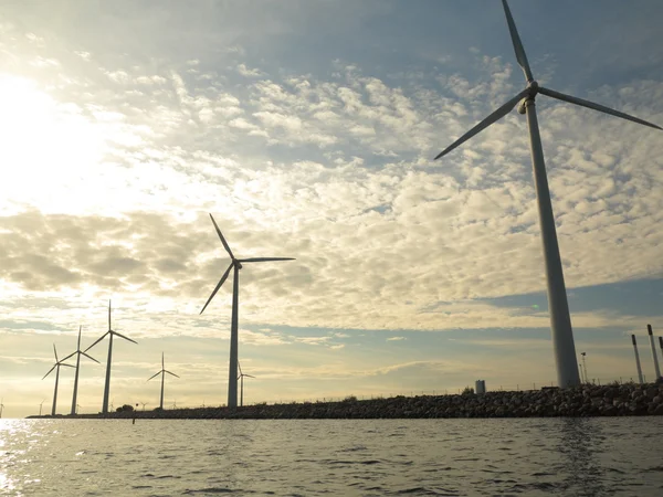 Parque gerador de energia de turbinas eólicas no mar — Fotografia de Stock